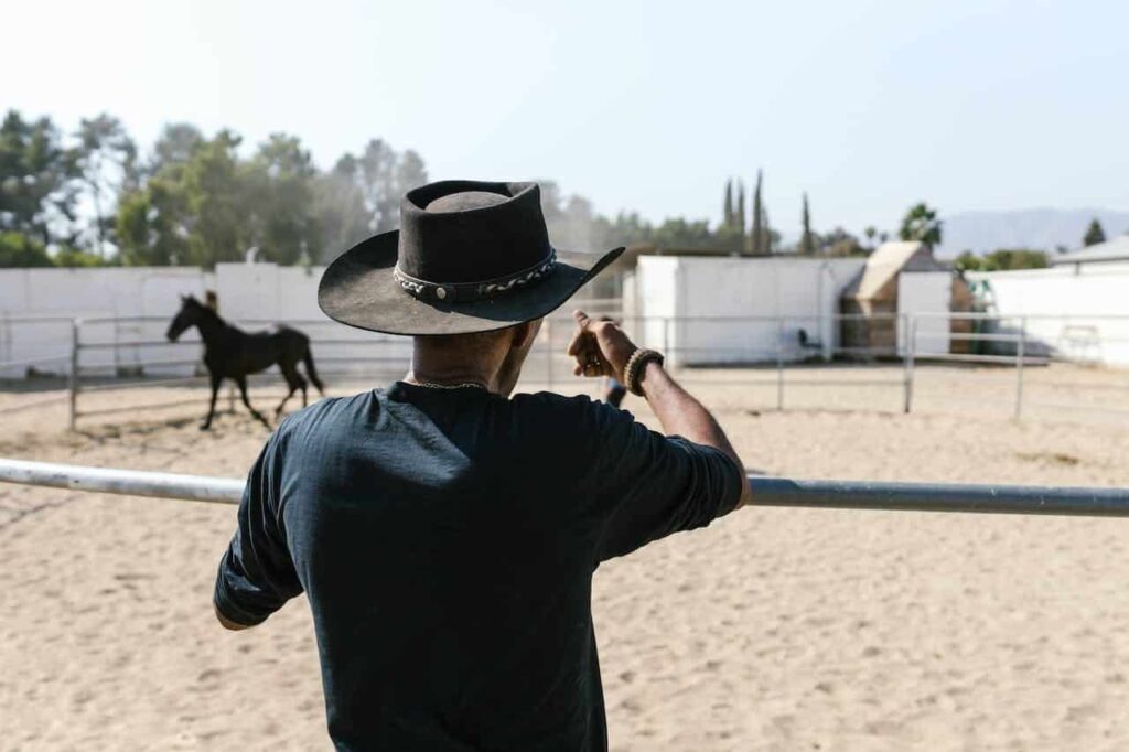 kovboy şapkası takan adam